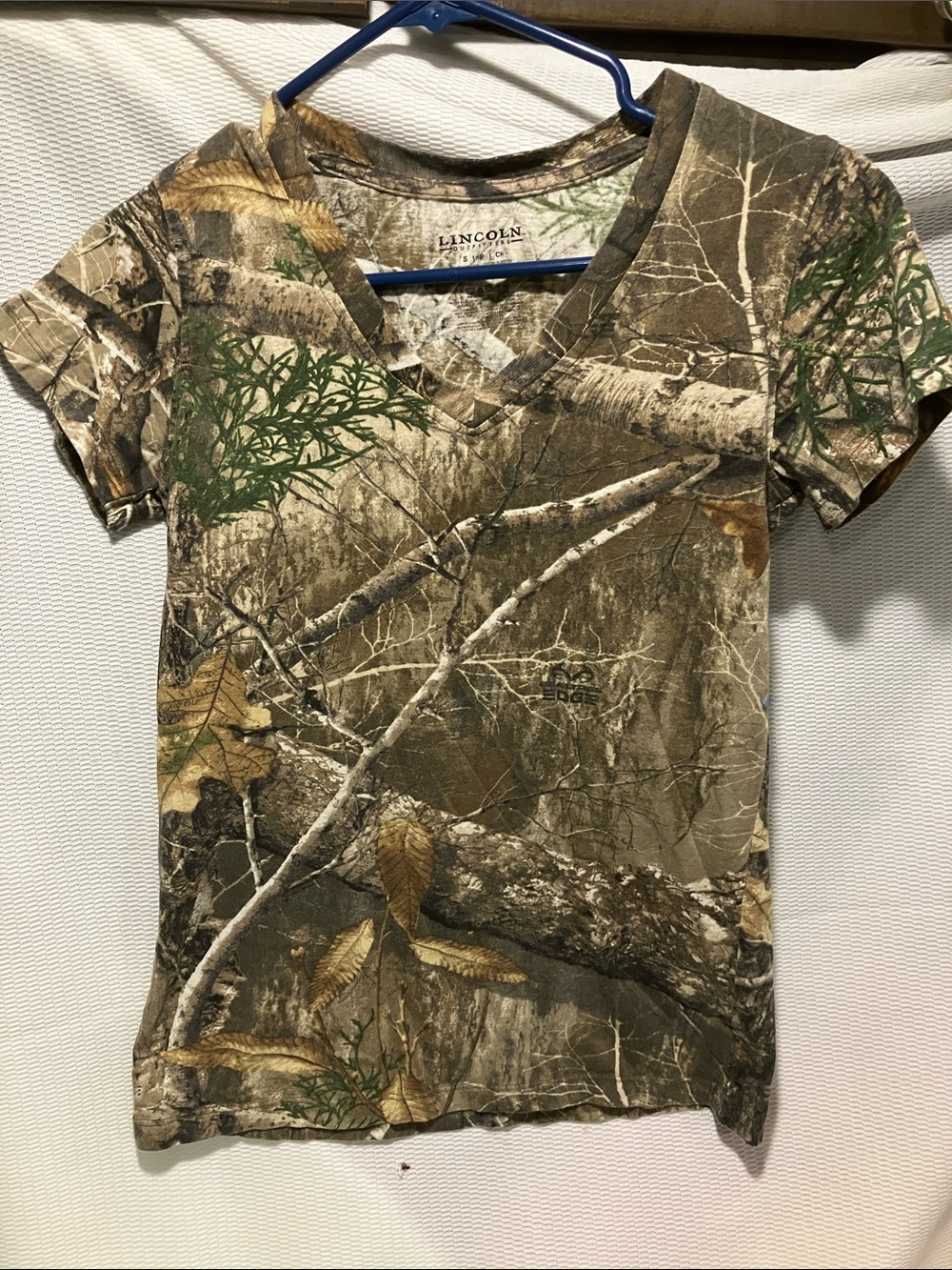 Lincoln Outdoors Women’s V-Neck Short Sleeve Tee in Brown Green Camo